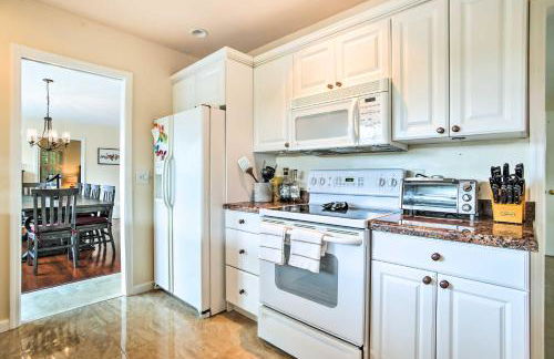 Riviera Beach Vacation Home with Pool Walk to Beach - Foto 7