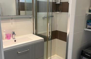 Le Remarquable à Saint Martin d'Hères - Situé au Calme - Proche de Grenoble des Centre de Formations et du Campus - 1 Lit King Size et un lit simple - Climatisation - Balcon - Parking gratuit - Vue montagne - Proche Station de Ski - Foto 16