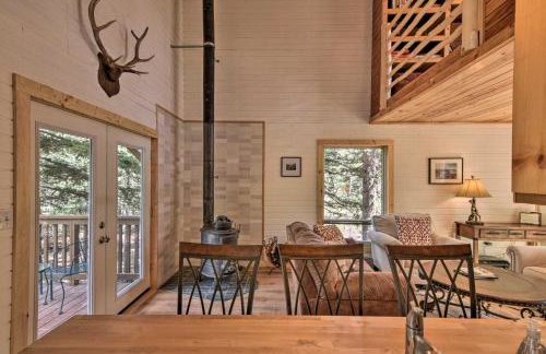 Woodsy Cabin Hideaway with Deck Hike, Fish, Escape - Foto 1