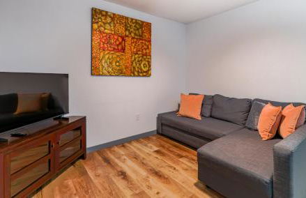 Cozy retreat minutes from stadiums - Photo 13