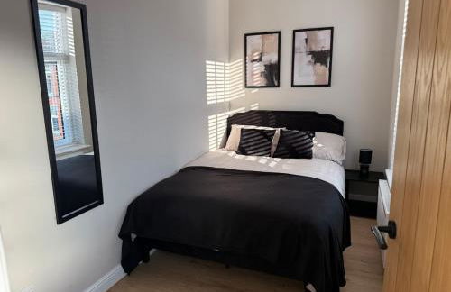 Modern 3 Bedroom house, short walk to train station and town centre, close to Manchester Airport and PLouise - Foto 11