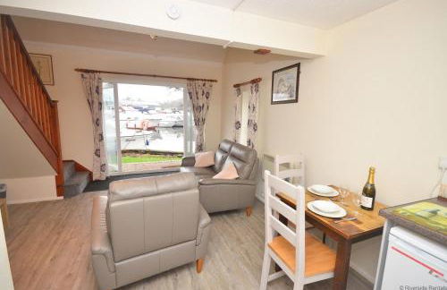 Cavell - sleeps 2 people right in the heart of Wroxham on the Norfolk Broads - Photo 5