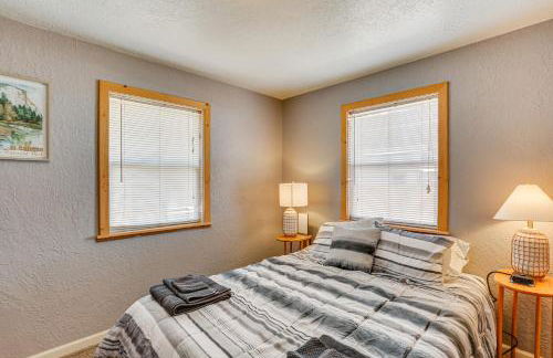 Less Than 1 Mi to Lake Almanor Home with Furnished Decks! - Foto 13