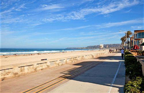 Luv Oceanside Views-1 House to Beach, Boardwalk and Waves-Spacious Rooftop Sun Deck-Plus King Beds too! - Foto 46