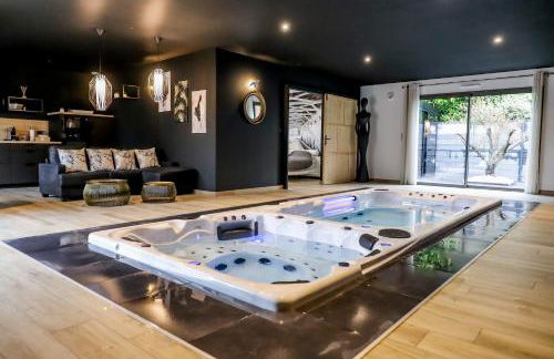 Au domaine des anges, 3 gîtes luxueux avec Jacuzzi privatif, sauna, mini-piscine, piscine extérieure chauffée en saison - Foto 5