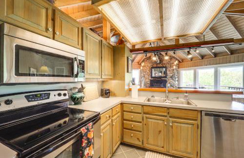 Close to Trails! Seven Devils Retreat with Hot Tub - Foto 9