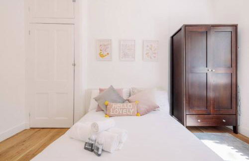 Bright, Spacious 2-bed, 5 mins from Tube, Sleeps 4 - Pass the Keys - Foto 30
