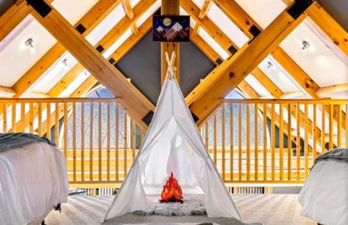 3 Mi to SR! Sleeps 25, Spacious, Hot Tub, Arcade! - Foto 25