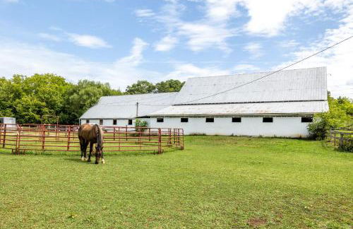 Tranquil Mountain Escape Luxurious 5-Bedroom Farmhouse with Pool - Foto 34