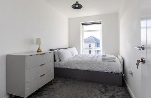 Lane End - Bright & Spacious 2-Bed Flat with Balcony & Parking - Foto 8