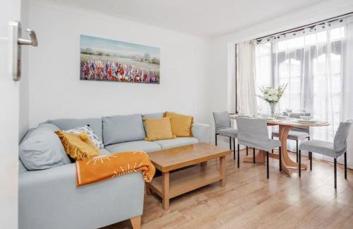 Lovely 4 Bedrooms House Near Romford Station With Parking - Foto 1