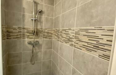 NOUVEAU - Jungle Montpeul - Clim - Wifi fibre - Netflix - 5' du centre et gare - Parking - Loggia - 15' des plages - Foto 14