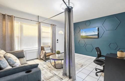 Convenient Mid and Extended Stay Near Airport - Foto 1