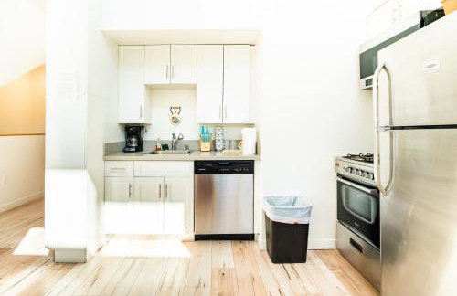 Modern 3 Bedroom 3 Level Loft in Hollywood Sleeps 10 Free Gated Parking Full Kitchen - Photo 22