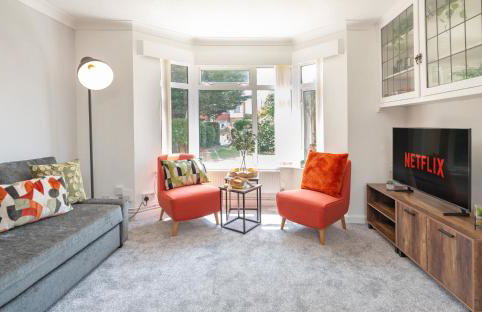 3-Bedroom Cosy Stunning Central Home, Sleeps 8 with Parking and Private Garden - LONG TERM STAY SPRING SPECIAL OFFER AVAILABLE! - by Blue Puffin Stays - Foto 1