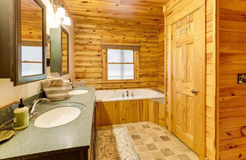 Spacious Log Home with 13 Acres, Ponds and Fire Pit! - Foto 14