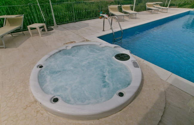 Villa with Salt Water & Heated Pool & Hot Tub near sea - Foto 40
