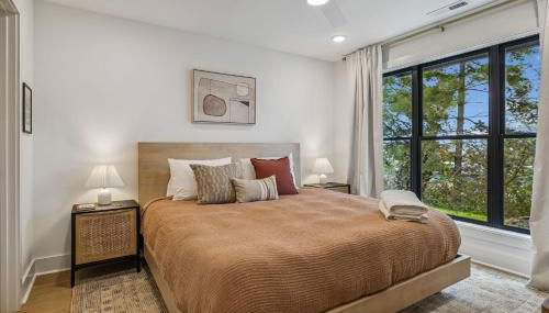 Modern Multi-Level Retreat with Rooftop Hot Tub - Foto 4