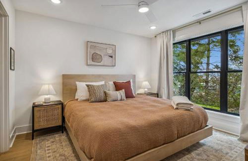 Modern Multi-Level Retreat with Rooftop Hot Tub - Foto 4