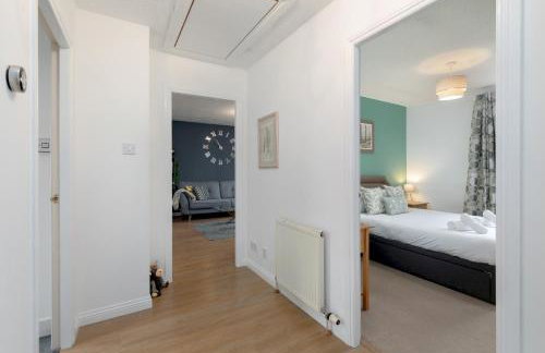Stylish 2-Bed Flat with Balcony Near Haymarket - Pass the Keys - Foto 41