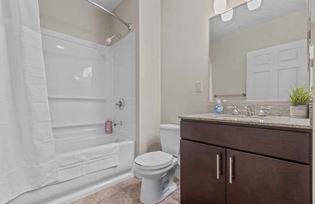 Sleek 2BR Downtown Retreat with Gym - Foto 34