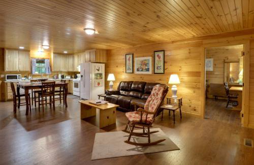 Serene and Secluded Alabama Cabin with Covered Deck! - Foto 10