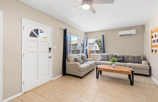 Cozy 2BR Home With Bright Interior Relaxing Patio - Foto 7