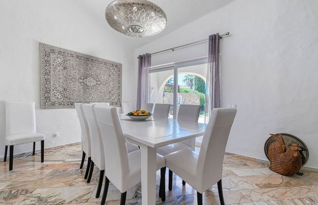 Golfinhos Magnificent Spacious 5 Bedroom Villa - Foto 14