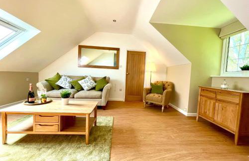 Private, Couples Forest Escape - Free Parking - Stunning & Stylish 1 Bedroom Coach house! - 5 Minute Walk to a great bistro pub! - Great Location - Fast WiFi - Smart TV - Newly Refurbished! Direct New Forest access Close to Burley - Photo 1