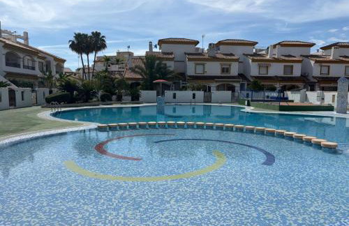 MET Oliva Nova Playa chalet grande con jardín MET a 5 minutos y a 3 de la playa - Foto 3