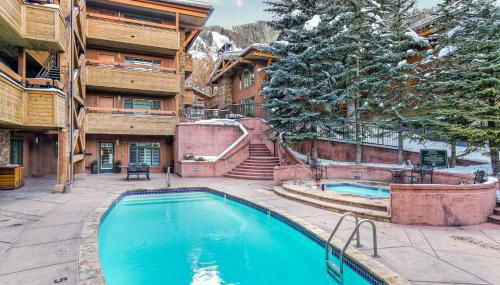 Updated 3BR, 3BA with Pool - Steps to Town - Foto 5