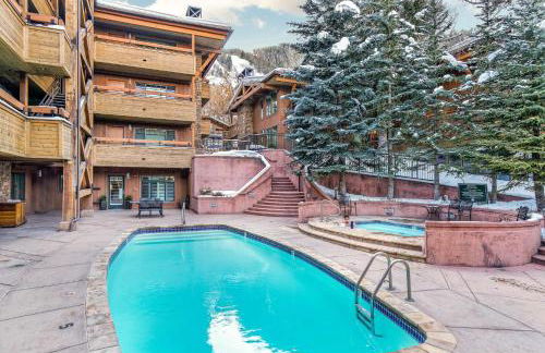 Updated 3BR, 3BA with Pool - Steps to Town - Foto 5