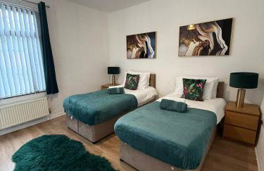 Cozee 2-bed in WV11 ideal for long work stays & relocation cls to New cross hospital M54&M6 - Photo 2