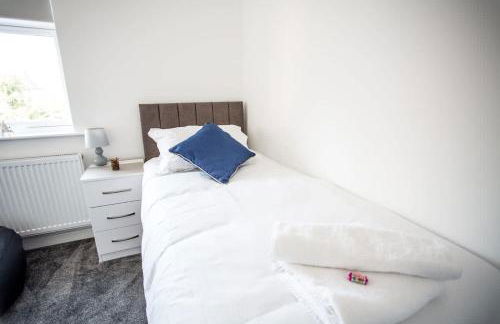 Halford House 3 Bed Town Centre Home from Home with Parking for 2 cars Prime Location Tamworth - Photo 19