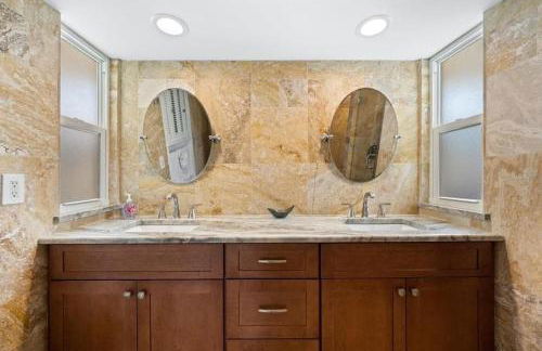 Private Village Home with Heated pool & spa with private front courtyard - Photo 61