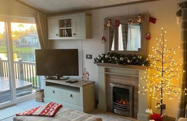 Kingfisher Lodge - Lakeside Lodge With Hot Tub - Foto 33