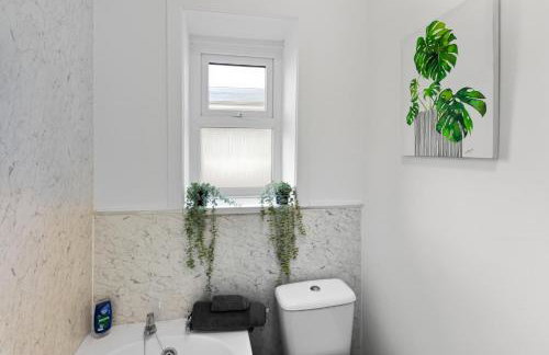 Modern 5 Bed 2 Bath House w Free Parking - Photo 11