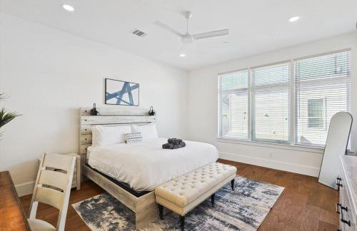 3-BD Luxury Living w Rooftop Garden Views - Photo 12