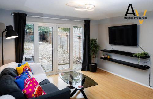 Northampton Pop Art House - Free Parking - Fast Wi Fi by AV Hughes Properties - Photo 28