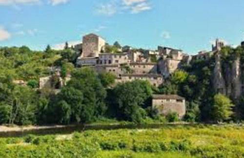 Agréable maison entre rivière et centre du village avec piscine - Photo 8