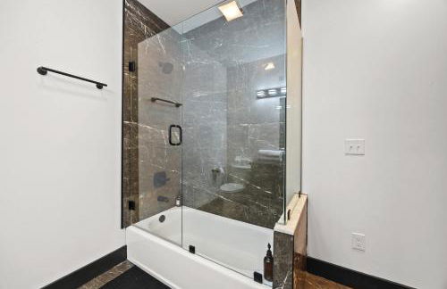 Unique Black Home in the Heart of Shelby Park - Foto 65