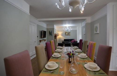 Luxury Large Five Bedroom Family House Sleeps 10 - Photo 40