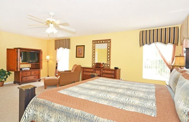 Pine Forest Chateau 5 Bedroom Home by RedAwning - Photo 3