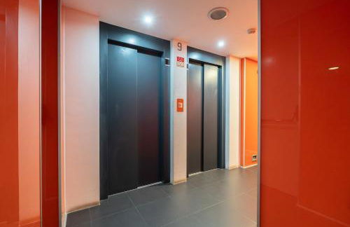 Modern Flat with Balcony & Garage by HostWise - Foto 29