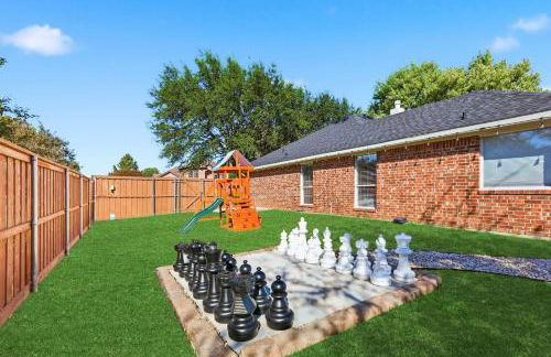 4-BD 2-BA with Backyard Pool Retreat + Game Room - Foto 40