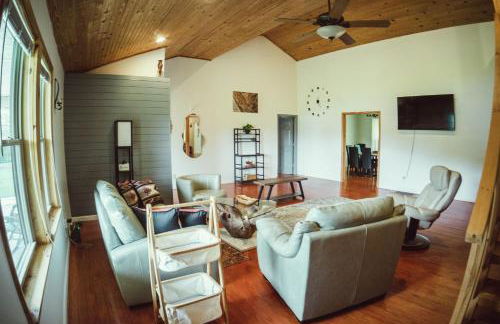 Resting Point - Hot Tub, Firepit, Spacious 4-BR Home - Foto 24