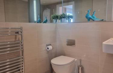 2-bed 2-bath Greenwich Apartment with balcony & lift - Photo 107