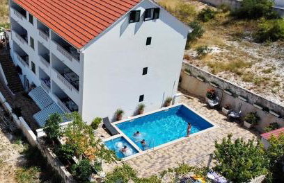 La Perla Apartments 2 - Photo 21