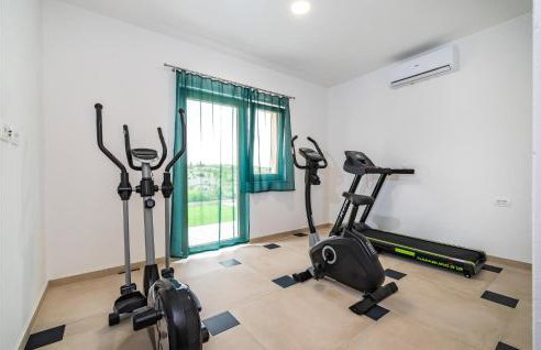 Awesome Home In Modric - Photo 35