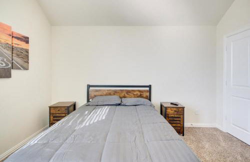 Meticulously-maintained 3-BR Townhouse w/ Backyard ~ Double-Story! - Foto 58